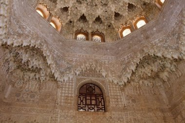 İspanya 'da turistlerle Alhambra' daki Savunma Kuleleri, Temmuz 2024