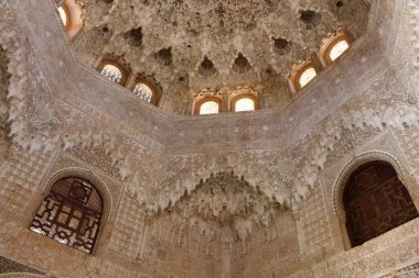 İspanya 'da turistlerle Alhambra' daki Savunma Kuleleri, Temmuz 2024