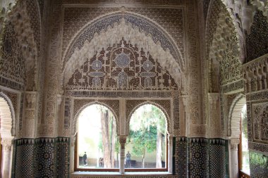 İspanya 'da turistlerle Alhambra' daki Savunma Kuleleri, Temmuz 2024