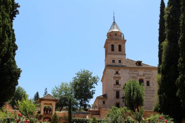 İspanya 'da turistlerle Alhambra' daki Savunma Kuleleri, Temmuz 2024