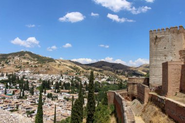 Alhambra, Granada, İspanya 'dan şehre bakan Temmuz 2024