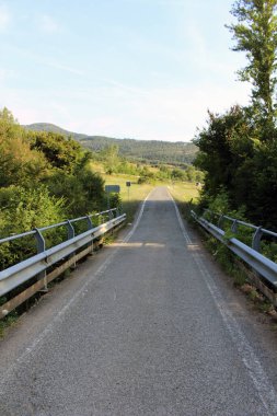 Irotz çevresindeki dağların, yeşil tarlaların ve kırsal alanların doğal manzarası Camino de Santiago Navarra İspanya Temmuz 2024