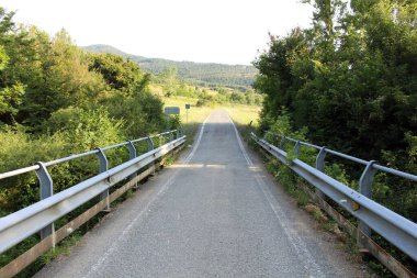 Irotz çevresindeki dağların, yeşil tarlaların ve kırsal alanların doğal manzarası Camino de Santiago Navarra İspanya Temmuz 2024