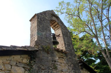 Camino de Santiago boyunca çan kulesi olan kilise kırsal Navarra İspanya 'da Pamplona' ya doğru Temmuz 2024