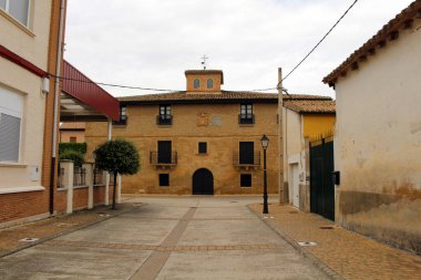 Navarra İspanya 'da Camino de Santiago güzergahı boyunca Obanos köyüne giriyoruz Temmuz 2024