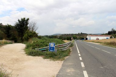 Puente la Reina 'ya girerken Camino de Santiago boyunca tarihi binalarla İspanya Temmuz 2024
