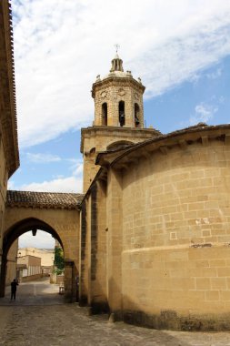 Iglesia del Crucifijo Puente la Reina Navarra İspanya 'daki Camino de Santiago güzergahı boyunca Temmuz 2024