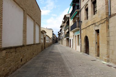 Puente la Reina 'ya girerken Camino de Santiago boyunca tarihi binalarla İspanya Temmuz 2024