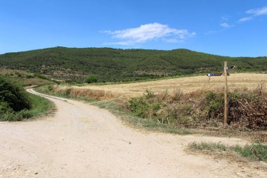Camino de Santiago 'nun işareti Maneru İspanya' dan sonra Cirauqui yolunda Temmuz 2024