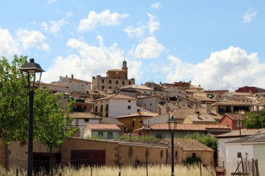Navarra İspanya 'da Camino de Santiago rotası boyunca Cirauqui köyünde yoğun bir tepe kenarı konutu. Temmuz 2024