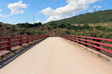 Cirauqui 'den ayrılarak Camino de Santiago boyunca tepe kenarındaki evler ve Estella Navarra' ya giden eski bir köprünün kalıntıları ile birlikte Temmuz 2024