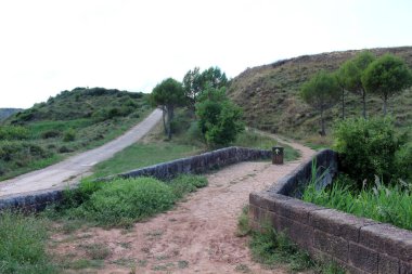 Camino de Santiago boyunca Estella Lorca Navarra İspanya Temmuz 2024 'e doğru kirli bir yolda Cirauqui' den ayrılıyor.
