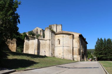 Camino de Santiago Frances Navarra İspanya Temmuz 2024 'te Estella' da heykelleri ve süslü kapılarıyla Iglesia del Santo Sepulcro cephesi