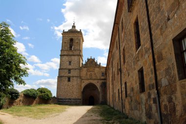 Santa Maria de Irache Manastırı Navarra 'da Camino de Santiago Frances yakınlarındaki Bodegas Irache yakınlarında Temmuz 2024