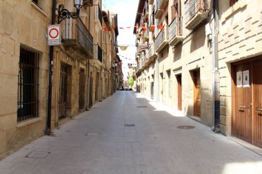 Navarra İspanya 'da Camino de Santiago Frances' deki binalarıyla Viana 'ya giriyor. Temmuz 2024