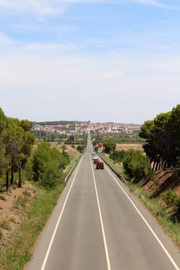 Viana Navarra İspanya yakınlarındaki Camino de Santiago Frances 'de Logrono' ya yaklaşan arabalar ana yol boyunca dizildi. Temmuz 2024