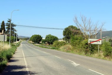 Navarrete La Rioja İspanya 'dan ayrılıp Camino Frances boyunca uzanan açık kırsal bölge Temmuz 2024