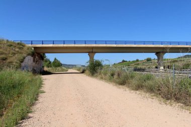 Navarrete 'nin rehberlik ettiği hacılara La Rioja İspanya' da Temmuz 2024 'te Najera' ya doğru giden rota boyunca Camino kabuk sembolü.