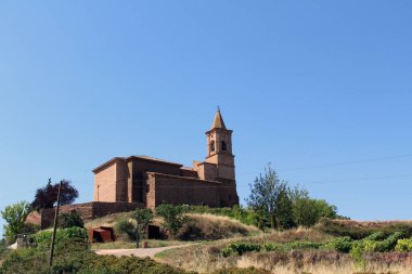 Hilltop Ermita de Santa Maria de la Virgen del Castillo manzaralı Najera La Rioja İspanya açık mavi gökyüzü altında Camino Frances Temmuz 2024