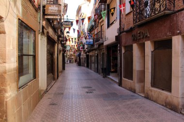 La Rioja İspanya Temmuz 2024 'te geleneksel evler ve renkli bayrakların sergilendiği Najera' daki sokak sahnesi