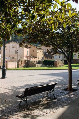 İspanya Najera La Rioja 'ya girerken boş bank Camino Frances caddesi boyunca evleri olan Temmuz 2024