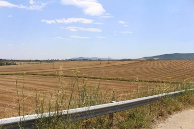 Eski binalar, Santa Marina kulesi ve Temmuz 2024 çeşmesiyle Rab de las Calzadas 'a giriyoruz.