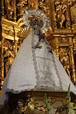 Granon 'da Iglesia de San Juan Bautista' da bulunan Bakire Meryem heykeli. Temmuz 2024 'te mumlar ve süslemelerle çevrili.