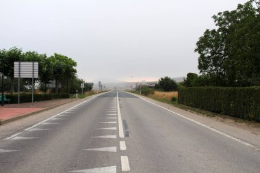 Redecilla del Camino 'ya basit köy evleri ve sakin çevresi olan bir yerleşim sokağı boyunca giriyoruz. Temmuz 2024