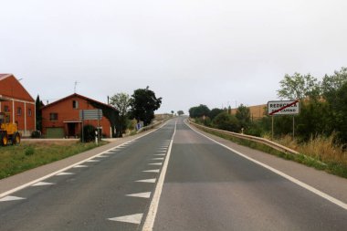 Redecilla del Camino 'dan ayrılarak asfalt ana yolda batıya, açık kırsal bölgeye doğru ilerliyor Temmuz 2024