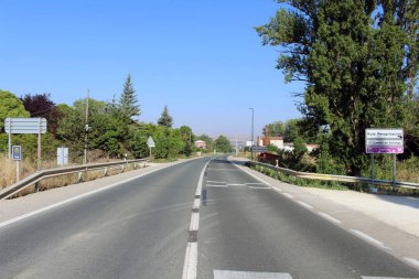 Camino 'daki kavşak, Temmuz 2024' te kırsal kesimde Belorado 'yu işaret ediyor.