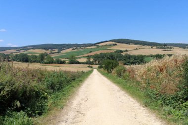Eski binalar, Santa Marina kulesi ve Temmuz 2024 çeşmesiyle Rab de las Calzadas 'a giriyoruz.