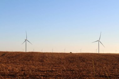 Temmuz 2024 'te Hornillos del Camino' ya giden toprak yol yel değirmenleri ve Camino 'nun işareti.