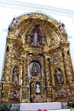 Temmuz 2024 'te Hontanas' ta Iglesia de la Inmaculada Concepcion 'un içi altın sunak ve kutsal mekan