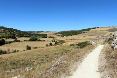 Temmuz 2024 'te Hontanas' ın ardından Camino patikası ve mavi gökyüzü yıkıldı.