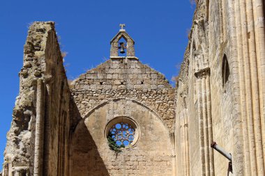 Temmuz 2024 'te Castrojeriz yakınlarındaki Convento de San Anton' da terk edilmiş bir manastırda.