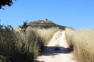 Temmuz 2024 'te Camino' daki Castillo de Castrojeriz 'in aşağısında.