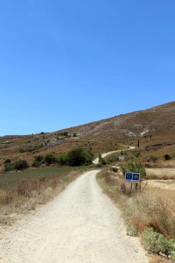 Temmuz 2024 'te Castrojeriz' den Alto de Mostelares 'e çıkan hacılar kırsal kesimde