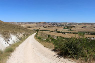 Temmuz 2024 'te Alto de Mostelares' den panoramik manzara ve yel değirmeni belo