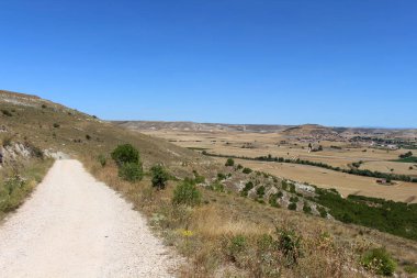 Temmuz 2024 'te Alto de Mostelares' den panoramik manzara ve yel değirmeni belo