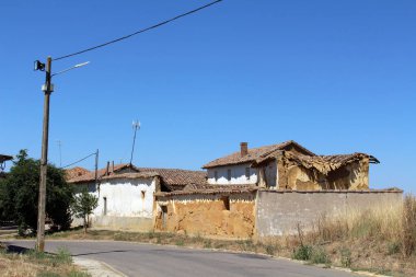 Temmuz 2024 'te Camino yolu boyunca terk edilmiş bir ev. Kırık çatı ve alçı.