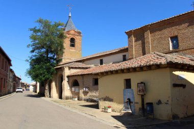 Temmuz 2024 'te El Burgo Ranero' daki San Pedro Apostol Kilisesi Katolik Kilisesi cephesi