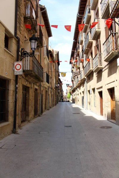 Navarra İspanya 'da Camino de Santiago Frances' deki binalarıyla Viana 'ya giriyor. Temmuz 2024