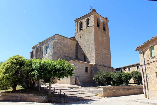 Tardajos 'da Iglesia de la Asuncion Temmuz 2024, Camino boyunca gotik özellikleri ve tarihi cazibesi olan taş kilise