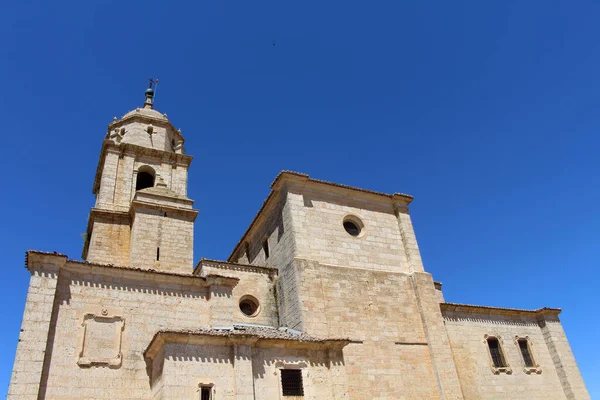 Iglesia de San Juan Castrojeriz 'de Temmuz 2024' te tarihi taş kilise cephesinde