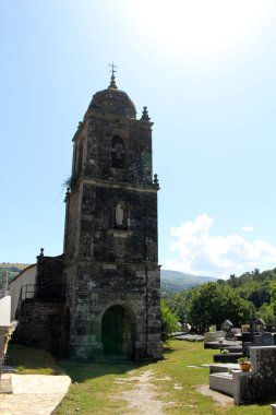 Iglesia de Santiago de Triacastela Sarria yolunda Temmuz 2024 Roma Kilisesi Camino Frances