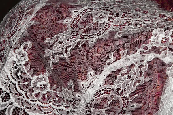 Dentelle blanche sur fond rouge — Photo