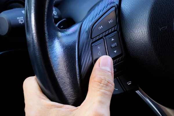 Cerrar botón interior del coche moderno en el volante con la unidad — Foto de Stock