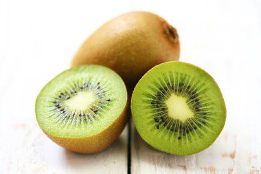 Kivi Beyaz ahşap zemin üzerinde