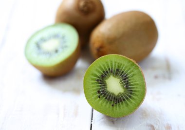 Kivi Beyaz ahşap zemin üzerinde