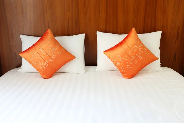 Кровать, подушки в номере — стоковое фото
